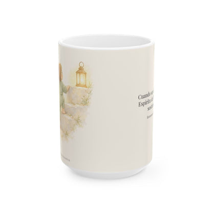 El Espíritu me ayuda en mi debilidad | Taza devocional ilustrada | Romanos 8:26 — 15 oz · Vista frontal