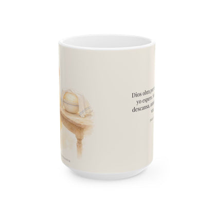 Dios obra por mí mientras yo espero | Taza cristiana con frase devocional | Juan 5:17 — 15 oz · Vista frontal