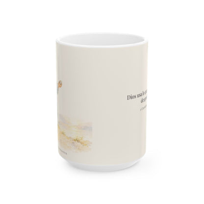 Dios usa lo que el mundo desprecia | Taza cristiana en dos tamaños | 1 Corintios 1:27 — 15 oz · Vista frontal