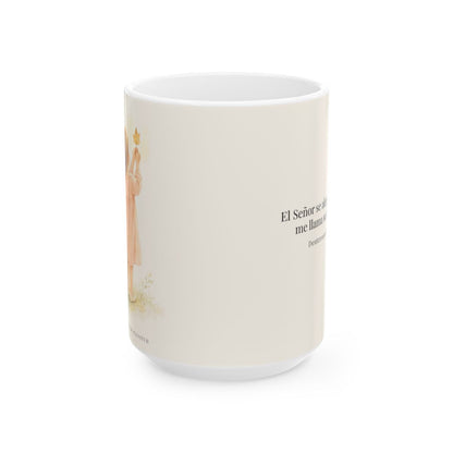 El Señor se alegra de mí | Taza bíblica de cerámica | Deuteronomio 7:6 — 15 oz · Vista frontal
