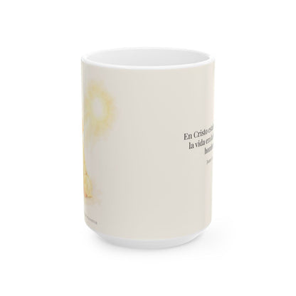 En Cristo está la vida que ilumina a todos | Taza bíblica de cerámica | Juan 1:4-5 — 15 oz · Vista frontal
