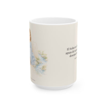 Junto a aguas de reposo me pastorea | Taza cristiana con frase devocional | Salmo 23:2 — 15 oz · Vista frontal
