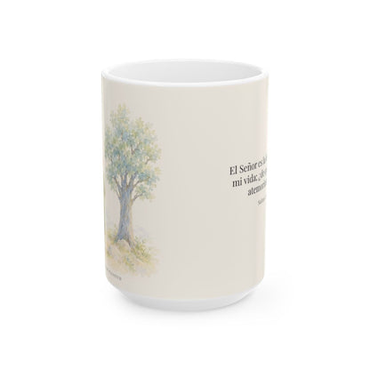 El Señor es la fortaleza de mi vida | Taza bíblica de cerámica | Salmo 27:1 — 15 oz · Vista frontal
