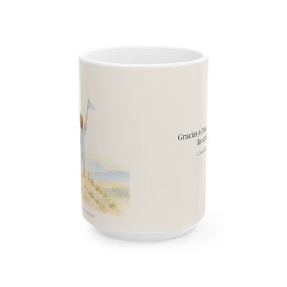 Gracias a Dios, que nos da la victoria | Taza devocional de fe | 1 Corintios 15:57 — 15 oz · Vista frontal