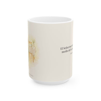 En mesa servida delante de mis angustias | Taza cristiana en dos tamaños | Salmo 23:5 — 15 oz · Vista frontal