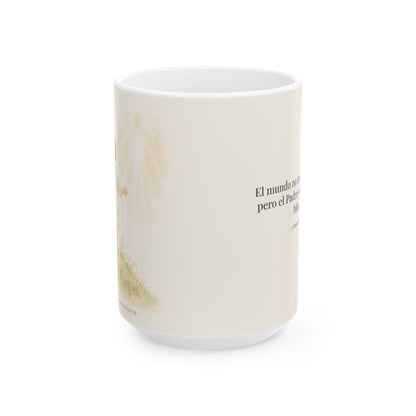 El Padre me conoce y aún así me llama suyo | Taza bíblica para café | 1 Juan 3:1 — 15 oz · Vista frontal