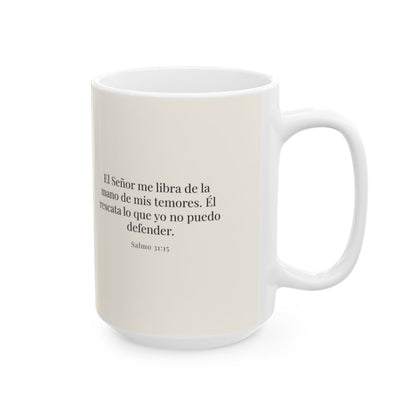 El Señor me libra de la mano de mis temores | Taza con arte cristiano | Salmo 31:15 — 15 oz · Cara bíblica