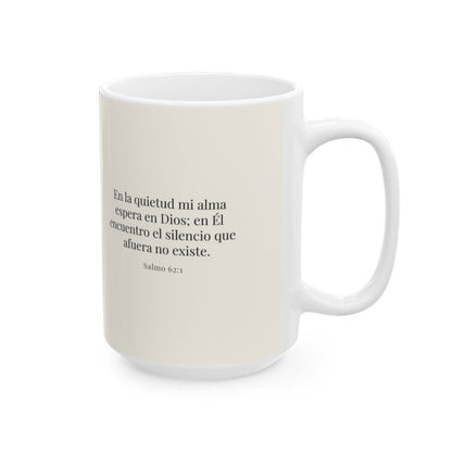 En la quietud, mi alma espera en Dios | Taza cristiana en dos tamaños | Salmo 62:1 — 15 oz · Cara bíblica