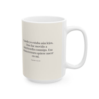 Dios es movido a misericordia | Taza cristiana con frase devocional | Lucas 15:20 — 15 oz · Cara bíblica