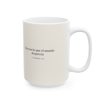 Dios usa lo que el mundo desprecia | Taza cristiana en dos tamaños | 1 Corintios 1:27 — 15 oz · Cara bíblica