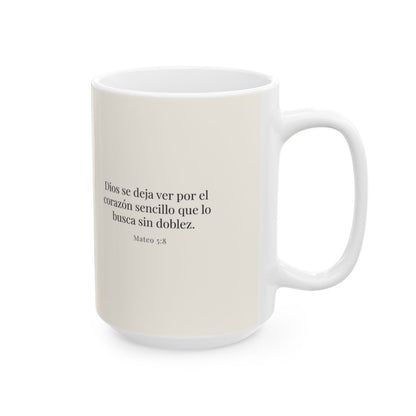 Dios se deja ver por el corazón sencillo | Taza de inspiración bíblica | Mateo 5:8 — 15 oz · Cara bíblica