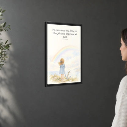 Mi esperanza está firme en Dios — Lienzo Cristiano Enmarcado | Hebreos 6:19 — 16×24 pulgadas, marco negro, vista angular ambiental del marco flotante, escala física calibrada