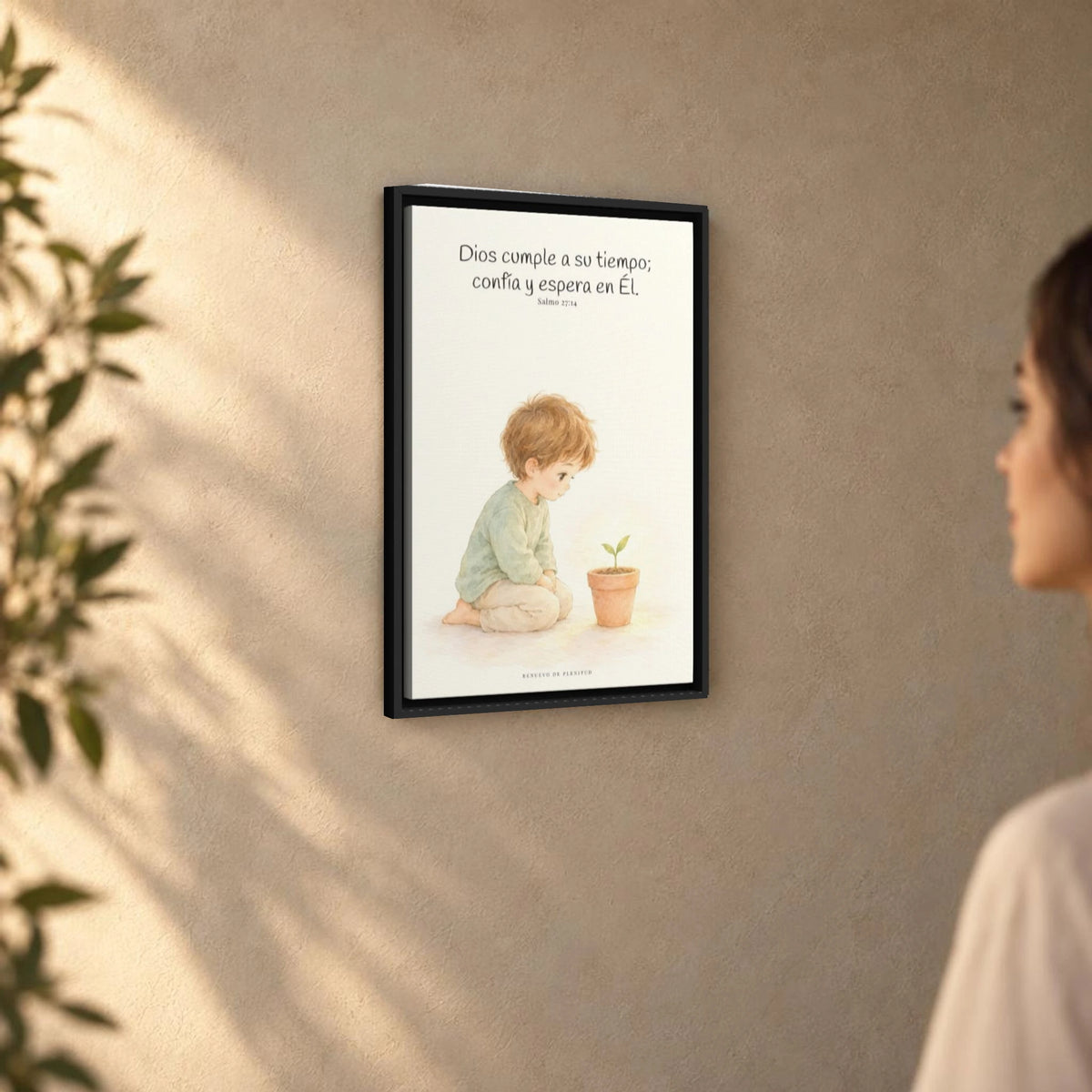 El Señor nunca llega tarde | Decoración cristiana enmarcada | Salmo 27:14 — 16×24 pulgadas, marco negro, vista angular ambiental del marco flotante, escala física calibrada
