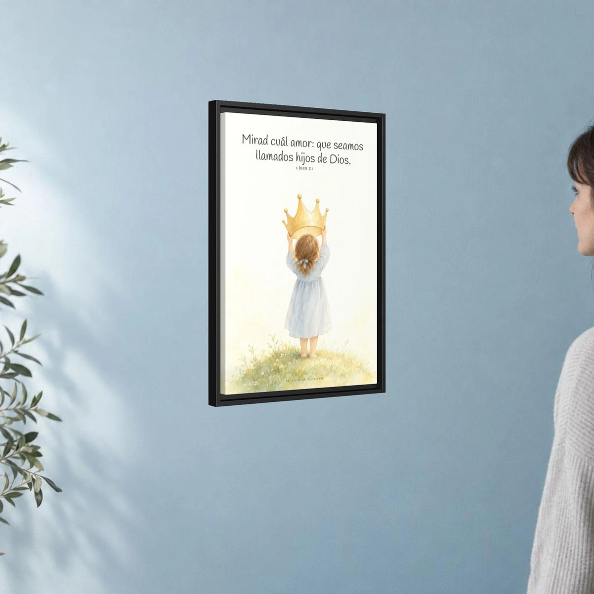 Soy hija amada de Dios — Lienzo Cristiano Enmarcado | 1 Juan 3:1 — 16×24 pulgadas, marco negro, vista angular ambiental del marco flotante, escala física calibrada
