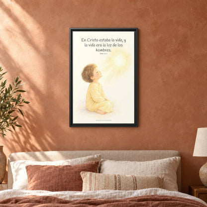 En Cristo está la vida que ilumina a todos | Cuadro de fe enmarcado | Juan 1:4-5 — 16×24 pulgadas, marco negro, vista frontal ambiental, escala física calibrada