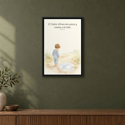 Dios camina a mi lado | Lienzo cristiano decorativo | Salmo 37:23 — 16×24 pulgadas, marco negro, vista frontal ambiental, escala física calibrada