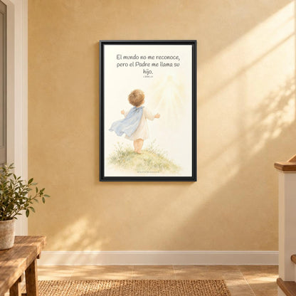 El Padre me conoce y aún así me llama suyo | Decoración de fe para pared | 1 Juan 3:1 — 16×24 pulgadas, marco negro, vista frontal ambiental, escala física calibrada