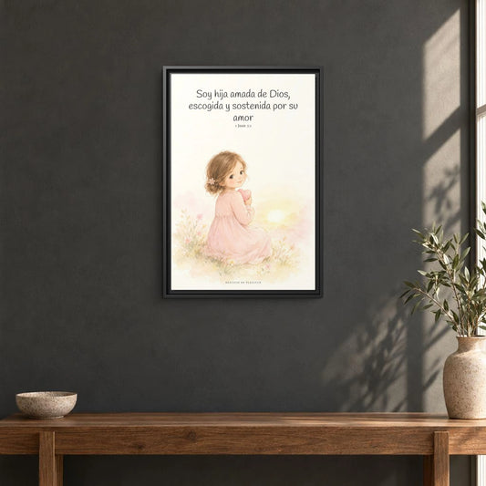 Soy hija amada de Dios — Lienzo Cristiano Enmarcado | 1 Juan 3:1 — 16×24 pulgadas, marco negro, vista frontal ambiental, escala física calibrada