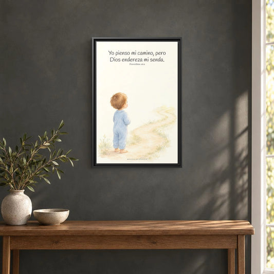 El corazón del hombre piensa, Dios endereza — Lienzo Cristiano Enmarcado | Proverbios 16:9 — 16×24 pulgadas, marco negro, vista frontal ambiental, escala física calibrada