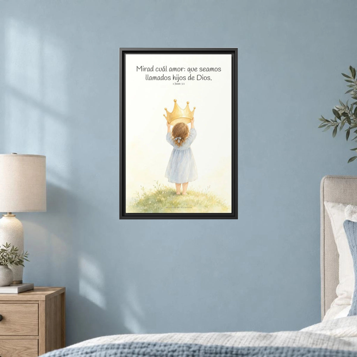 Soy hija amada de Dios — Lienzo Cristiano Enmarcado | 1 Juan 3:1 — 16×24 pulgadas, marco negro, vista frontal ambiental, escala física calibrada