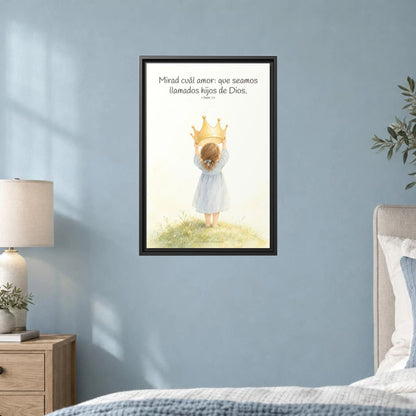 Soy hija amada de Dios — Lienzo Cristiano Enmarcado | 1 Juan 3:1 — 16×24 pulgadas, marco negro, vista frontal ambiental, escala física calibrada