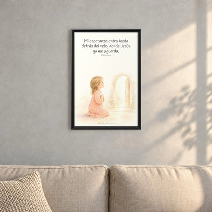 Mi esperanza entra hasta detrás del velo — Lienzo Cristiano Enmarcado | Hebreos 6:19 — 16×24 pulgadas, marco negro, vista frontal ambiental, escala física calibrada