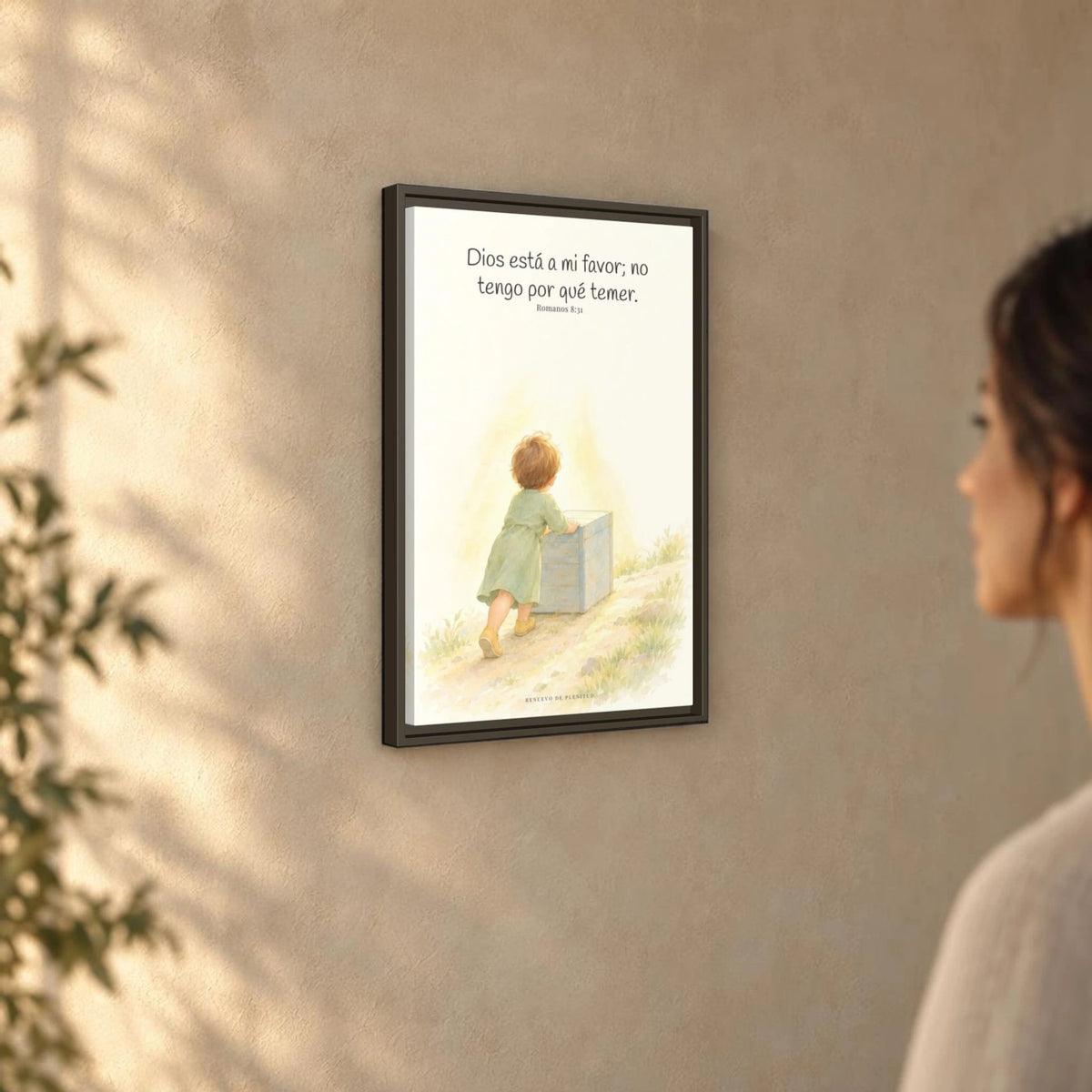 Dios está a mi favor — Lienzo Cristiano Enmarcado | Romanos 8:31 — 16×24 pulgadas, marco espresso, vista angular ambiental del marco flotante, escala física calibrada