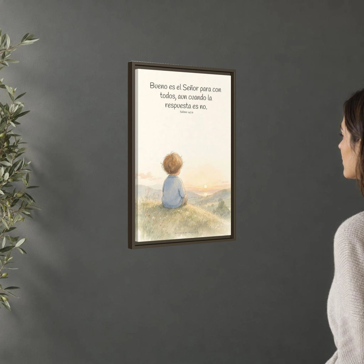Bueno es Jehová para con todos — Lienzo Cristiano Enmarcado | Salmo 145:9 — 16×24 pulgadas, marco espresso, vista angular ambiental del marco flotante, escala física calibrada