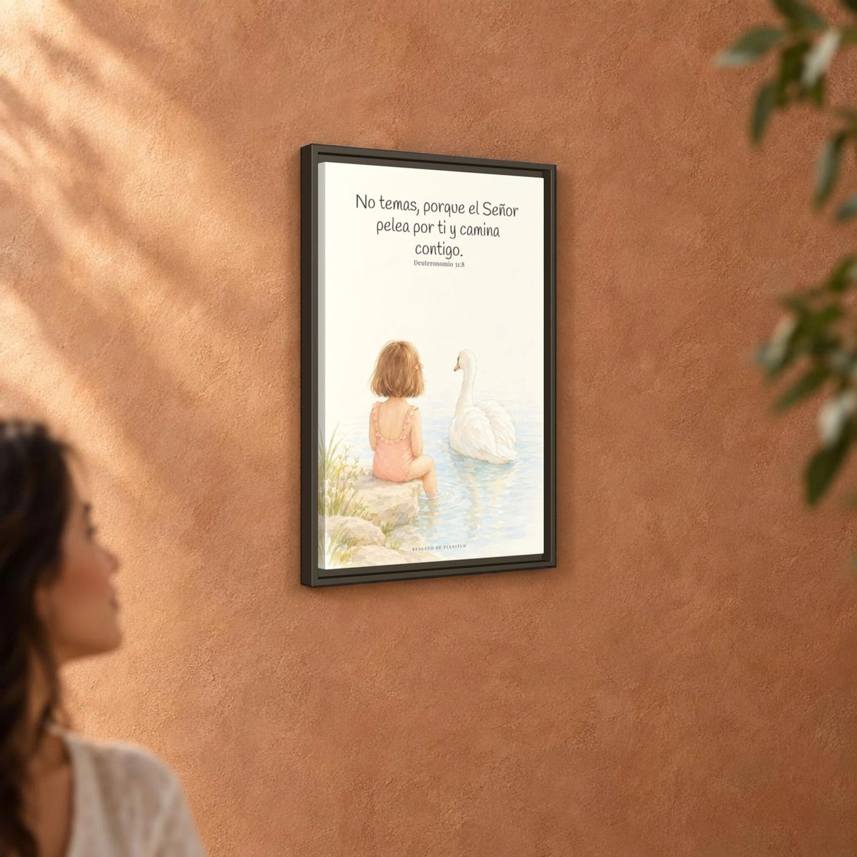 El Señor no tiene miedo de lo que viene | Lienzo bíblico para el hogar | Deuteronomio 31:8 — 16×24 pulgadas, marco espresso, vista angular ambiental del marco flotante, escala física calibrada