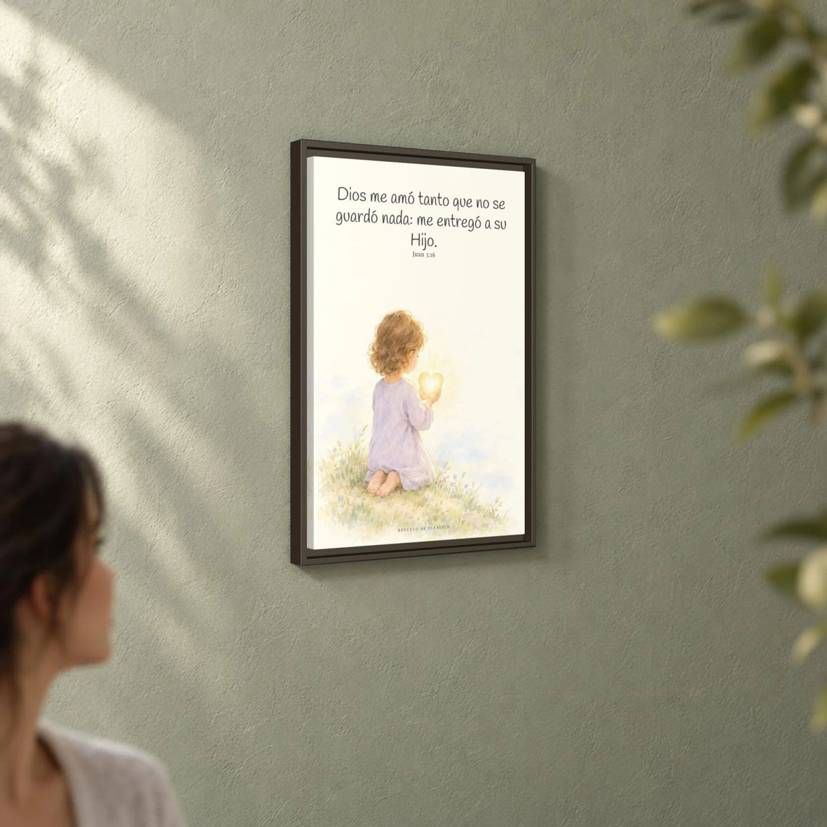 Dios amó tanto al mundo que entregó a su Hijo — Lienzo Cristiano Enmarcado | Juan 3:16 — 16×24 pulgadas, marco espresso, vista angular ambiental del marco flotante, escala física calibrada