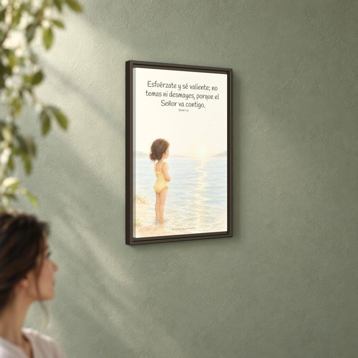 Esfuérzate y sé valiente — Lienzo Cristiano Enmarcado | Josué 1:9 — 16×24 pulgadas, marco espresso, vista angular ambiental del marco flotante, escala física calibrada