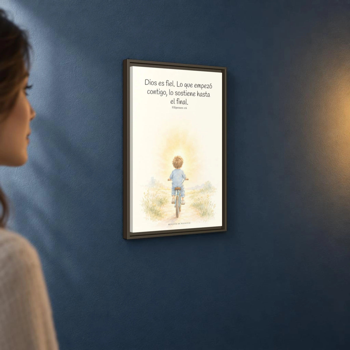 Dios es fiel y no deja a medias lo que promete | Cuadro bíblico para el hogar | Filipenses 1:6 — 16×24 pulgadas, marco espresso, vista angular ambiental del marco flotante, escala física calibrada