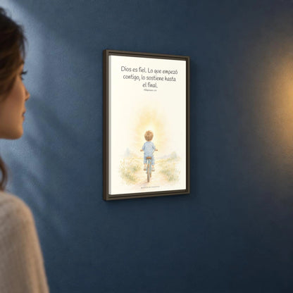 Dios es fiel y no deja a medias lo que promete | Cuadro bíblico para el hogar | Filipenses 1:6 — 16×24 pulgadas, marco espresso, vista angular ambiental del marco flotante, escala física calibrada