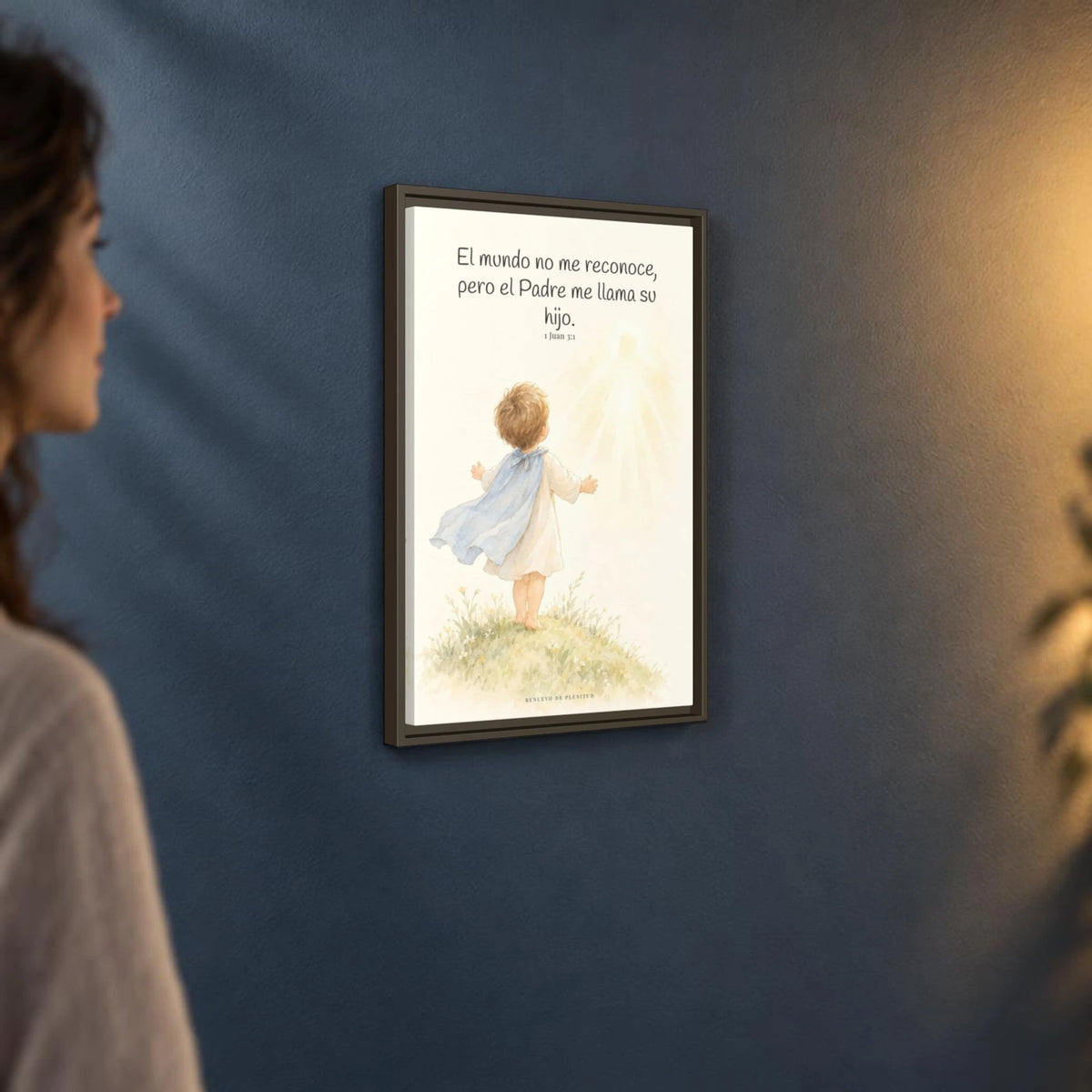 El Padre me conoce y aún así me llama suyo | Decoración de fe para pared | 1 Juan 3:1 — 16×24 pulgadas, marco espresso, vista angular ambiental del marco flotante, escala física calibrada