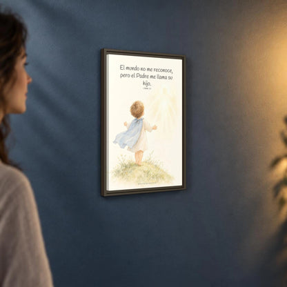 El Padre me conoce y aún así me llama suyo | Decoración de fe para pared | 1 Juan 3:1 — 16×24 pulgadas, marco espresso, vista angular ambiental del marco flotante, escala física calibrada