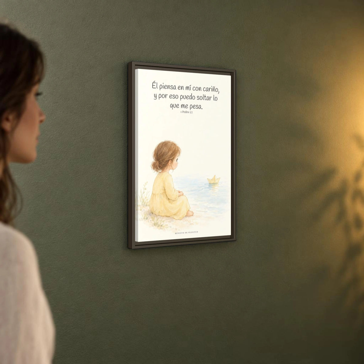 Echa Toda Tu Ansiedad Sobre Dios — Lienzo Cristiano Enmarcado | 1 Pedro 5:7 — 16×24 pulgadas, marco espresso, vista angular ambiental del marco flotante, escala física calibrada
