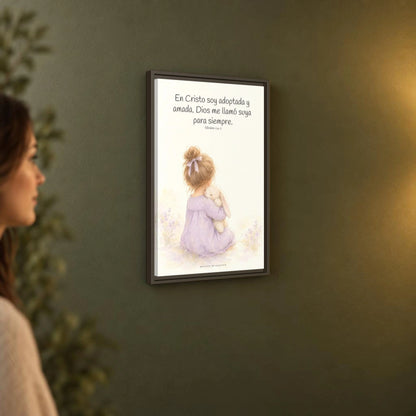 Soy hija amada de Dios en Cristo — Lienzo Cristiano Enmarcado | Efesios 1:4-5 — 16×24 pulgadas, marco espresso, vista angular ambiental del marco flotante, escala física calibrada