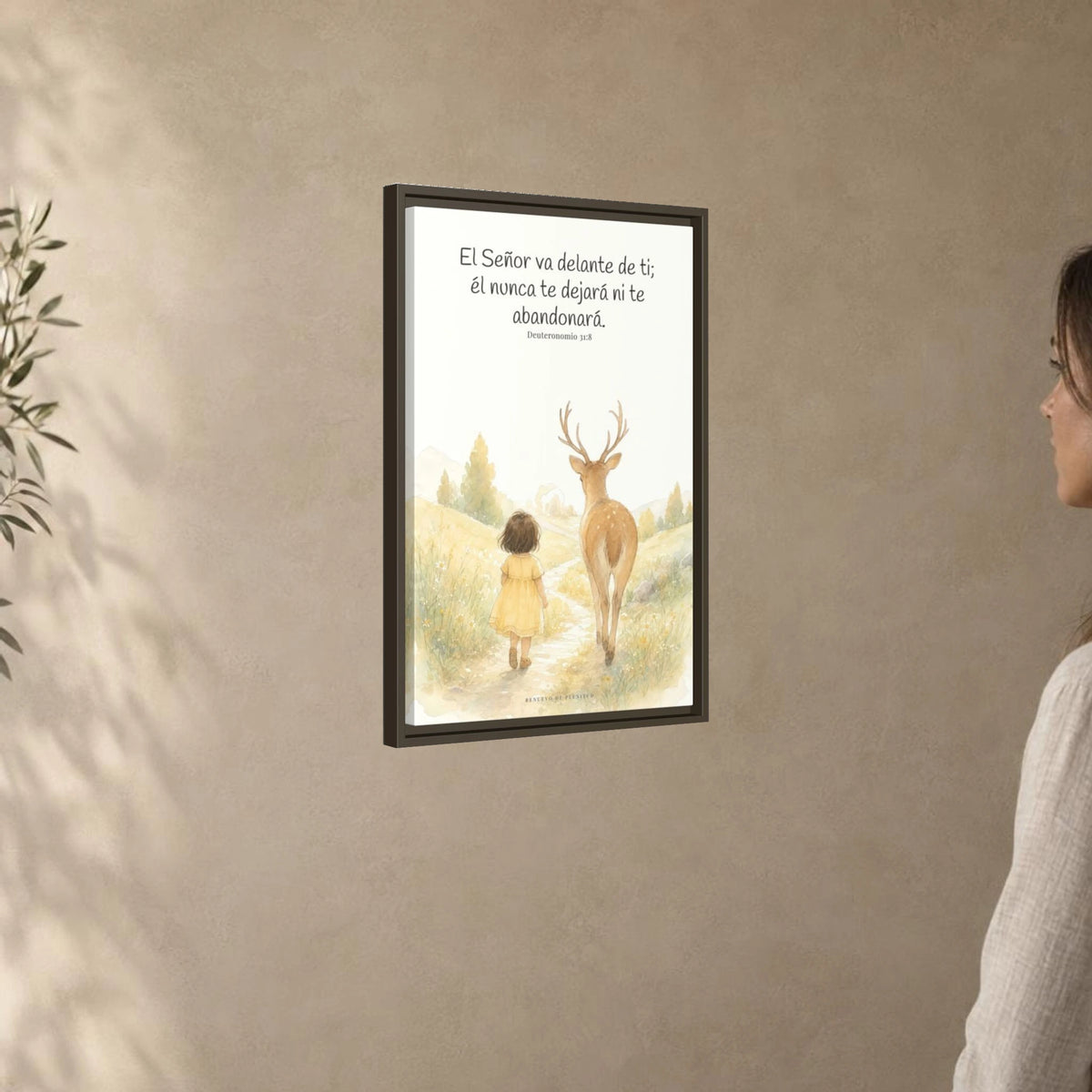 Jehová va delante de ti — Lienzo Cristiano Enmarcado | Deuteronomio 31:8 — 16×24 pulgadas, marco espresso, vista angular ambiental del marco flotante, escala física calibrada