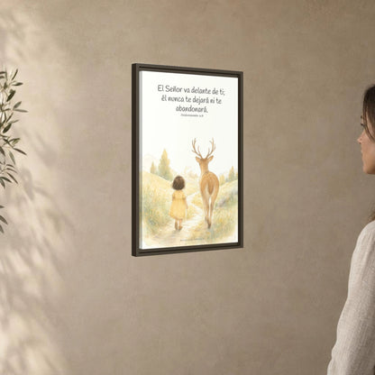 Jehová va delante de ti — Lienzo Cristiano Enmarcado | Deuteronomio 31:8 — 16×24 pulgadas, marco espresso, vista angular ambiental del marco flotante, escala física calibrada