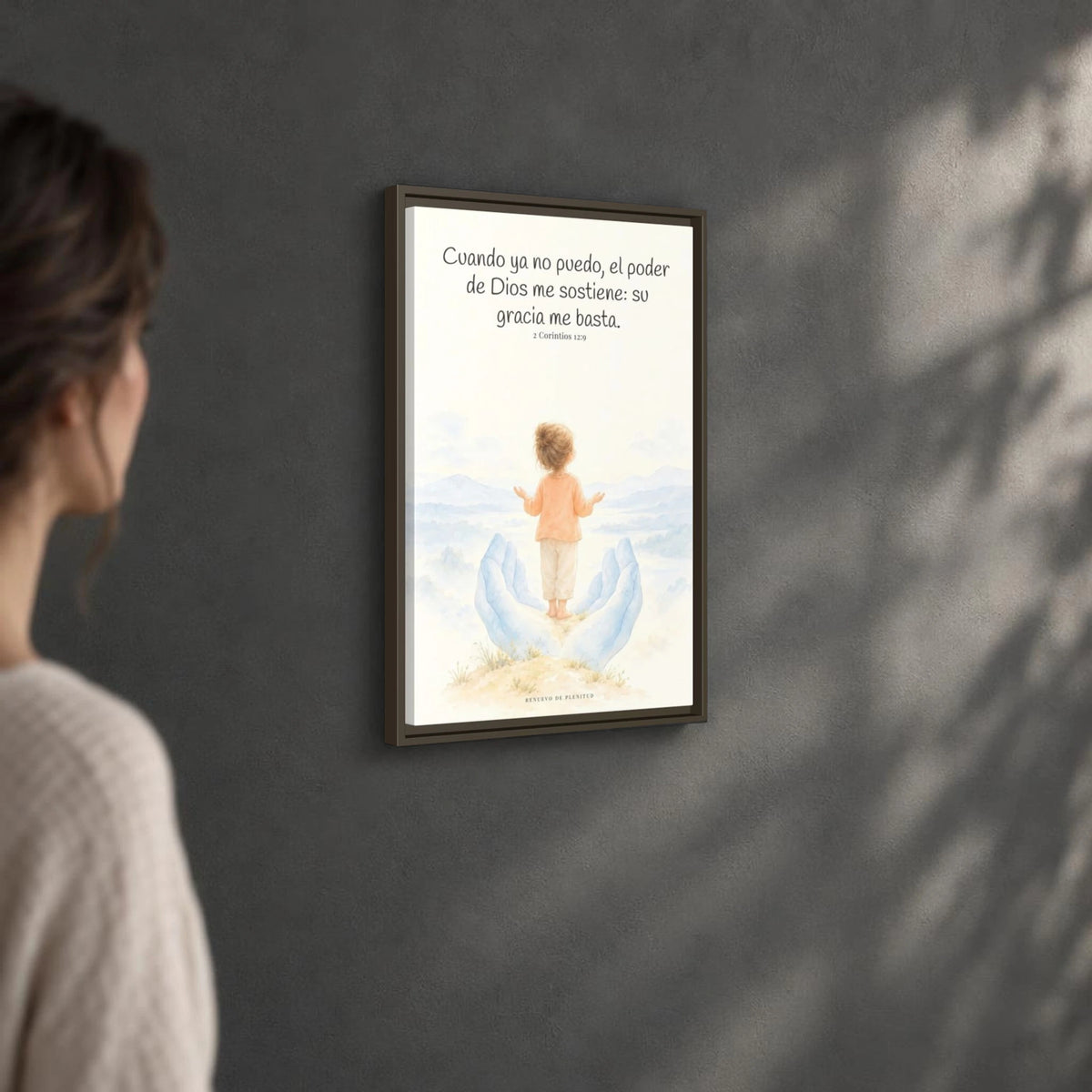 El poder de Dios se perfecciona en mi debilidad — Lienzo Cristiano Enmarcado | 2 Corintios 12:9 — 16×24 pulgadas, marco espresso, vista angular ambiental del marco flotante, escala física calibrada