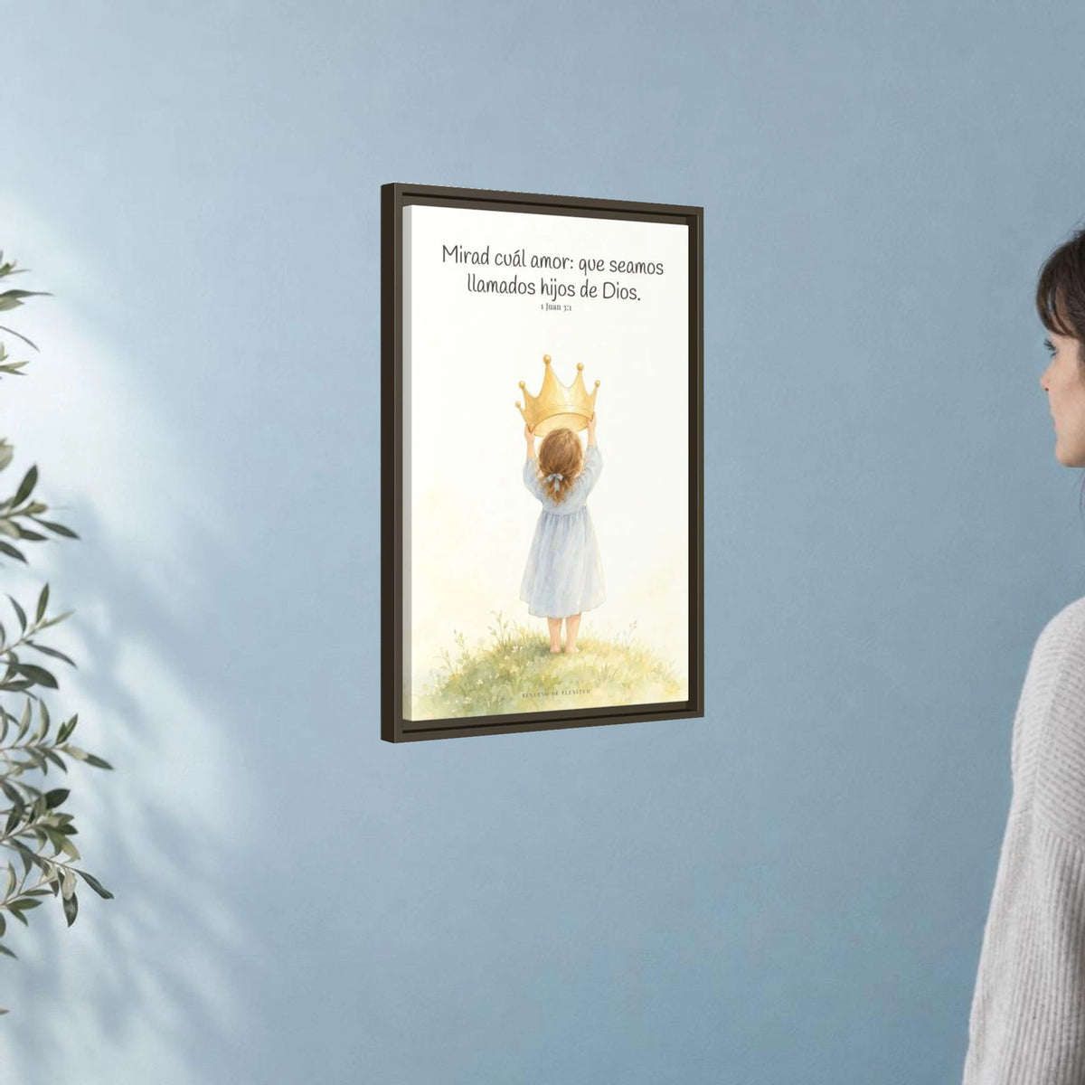 Soy hija amada de Dios — Lienzo Cristiano Enmarcado | 1 Juan 3:1 — 16×24 pulgadas, marco espresso, vista angular ambiental del marco flotante, escala física calibrada