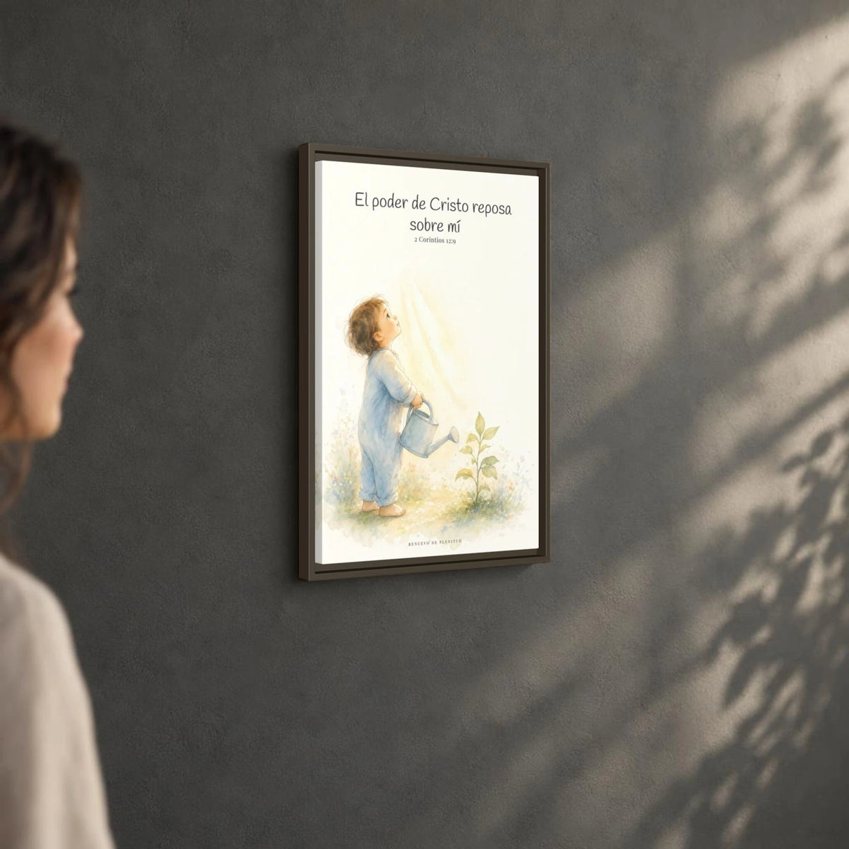 Su poder descansa sobre mí — Lienzo Cristiano Enmarcado | 2 Corintios 12:9 — 16×24 pulgadas, marco espresso, vista angular ambiental del marco flotante, escala física calibrada