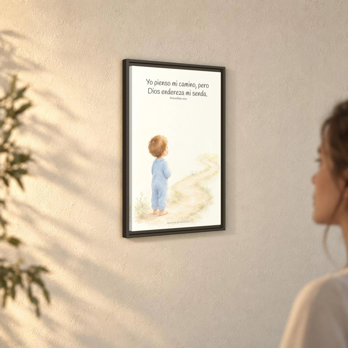 El corazón del hombre piensa, Dios endereza — Lienzo Cristiano Enmarcado | Proverbios 16:9 — 16×24 pulgadas, marco espresso, vista angular ambiental del marco flotante, escala física calibrada