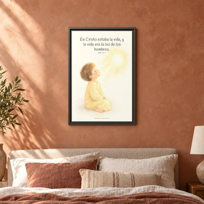 En Cristo está la vida que ilumina a todos | Cuadro de fe enmarcado | Juan 1:4-5 — 16×24 pulgadas, marco espresso, vista frontal ambiental, escala física calibrada
