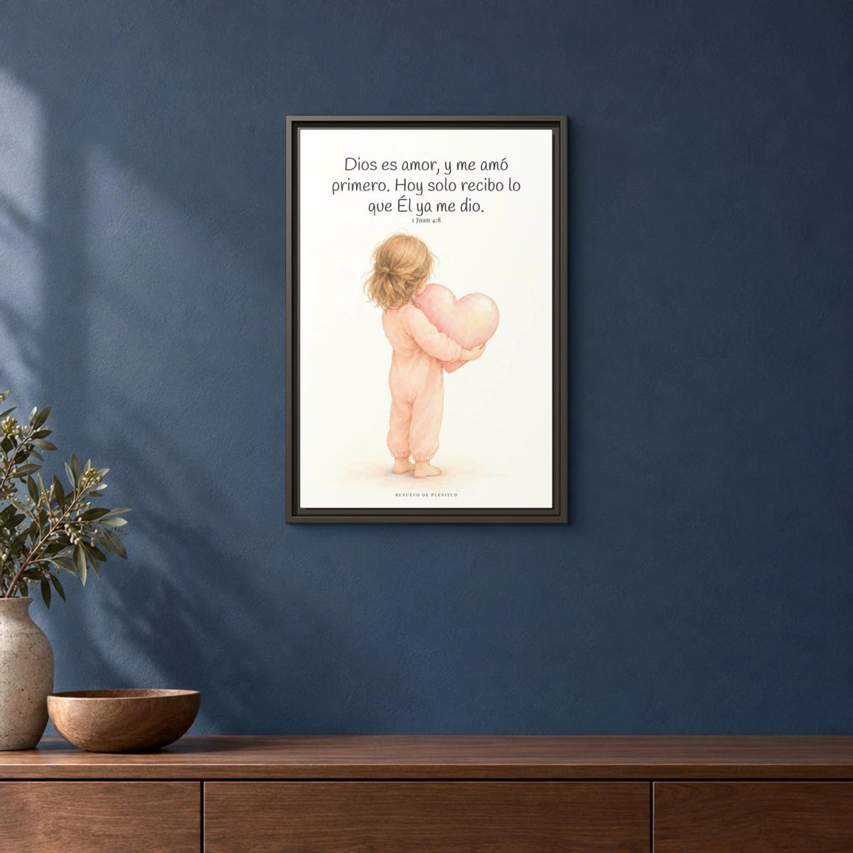 Dios es amor, y me amó primero — Lienzo Cristiano Enmarcado | 1 Juan 4:8 — 16×24 pulgadas, marco espresso, vista frontal ambiental, escala física calibrada