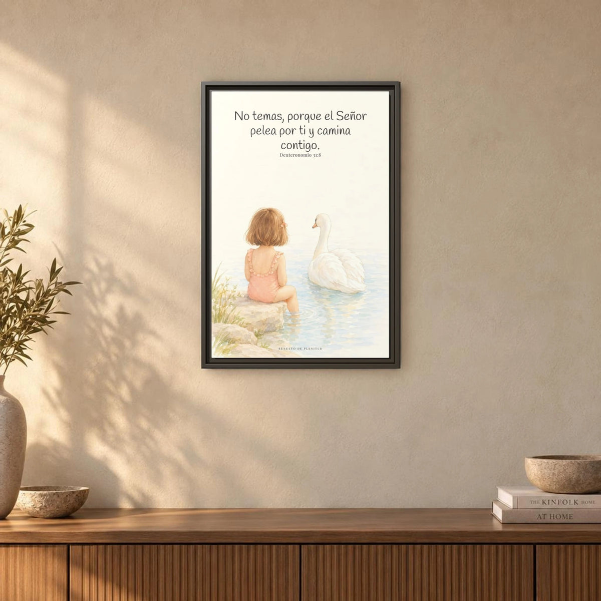 El Señor no tiene miedo de lo que viene | Lienzo bíblico para el hogar | Deuteronomio 31:8 — 16×24 pulgadas, marco espresso, vista frontal ambiental, escala física calibrada