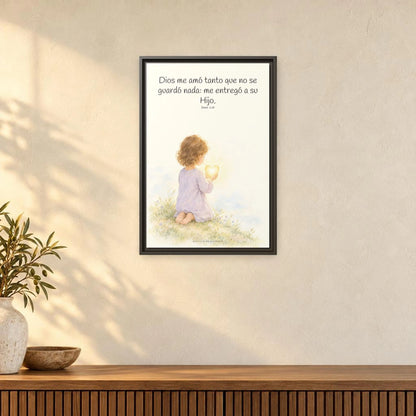 Dios amó tanto al mundo que entregó a su Hijo — Lienzo Cristiano Enmarcado | Juan 3:16 — 16×24 pulgadas, marco espresso, vista frontal ambiental, escala física calibrada
