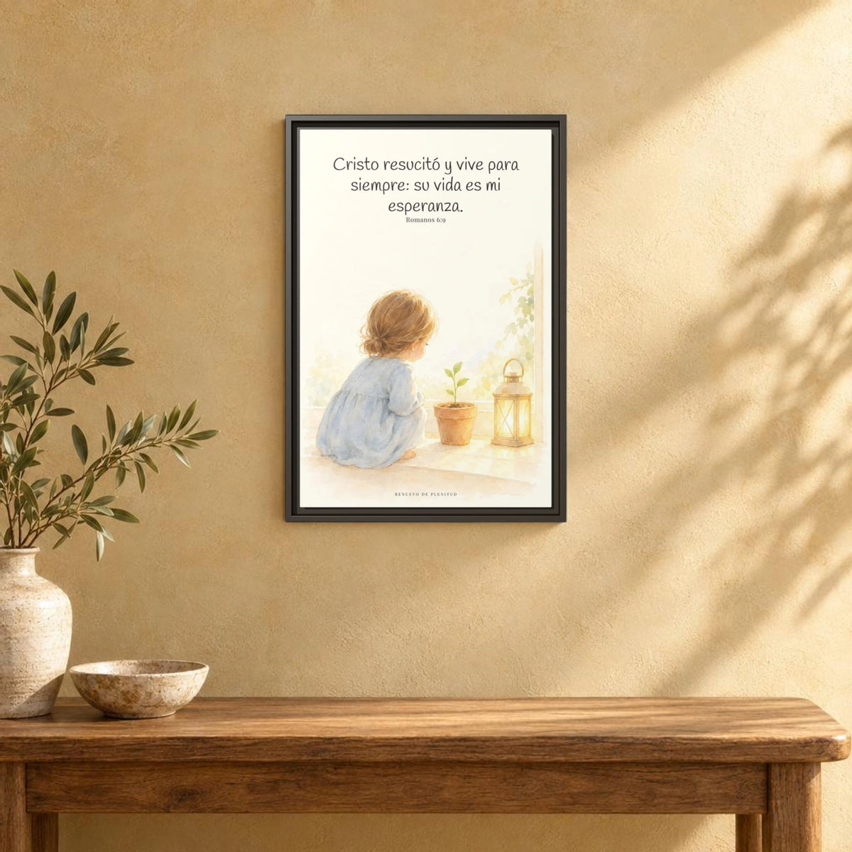 Cristo vive para siempre y nunca más muere — Lienzo Cristiano Enmarcado | Romanos 6:9 — 16×24 pulgadas, marco espresso, vista frontal ambiental, escala física calibrada