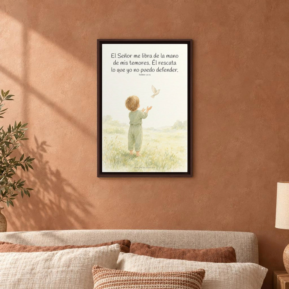 El Señor me libra de la mano de mis temores | Lienzo bíblico para el hogar | Salmo 31:15 — 16×24 pulgadas, marco espresso, vista frontal ambiental, escala física calibrada