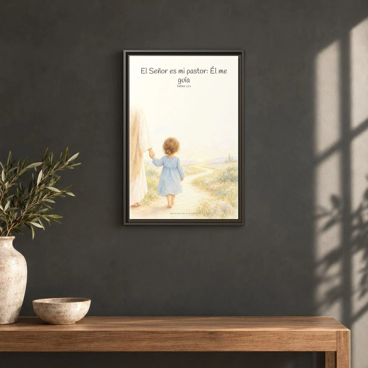 El Señor es mi pastor; Él me guía — Lienzo Cristiano Enmarcado | Salmo 23:1 — 16×24 pulgadas, marco espresso, vista frontal ambiental, escala física calibrada